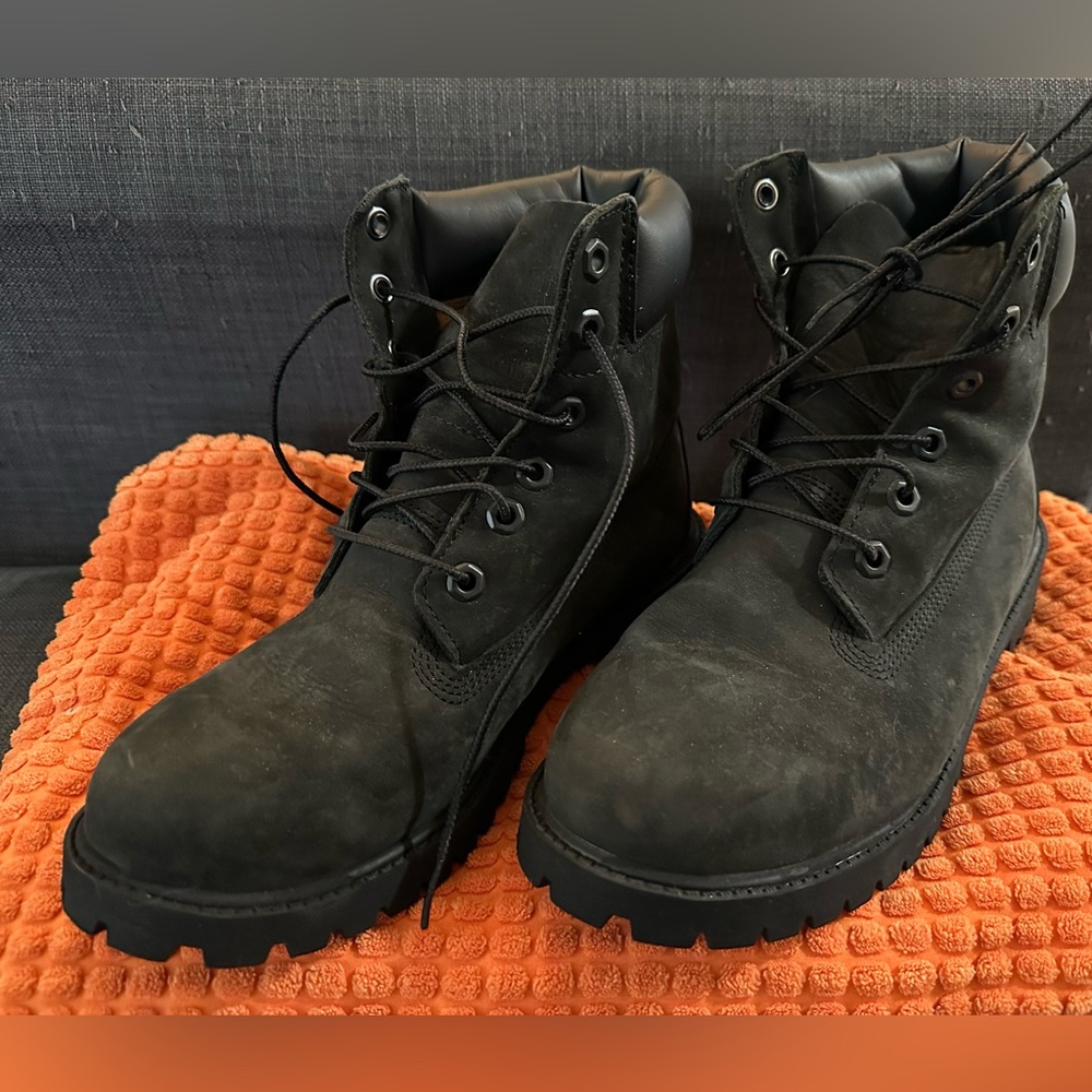 black boots size 8 Timberland color black used as new comfortable and beautiful